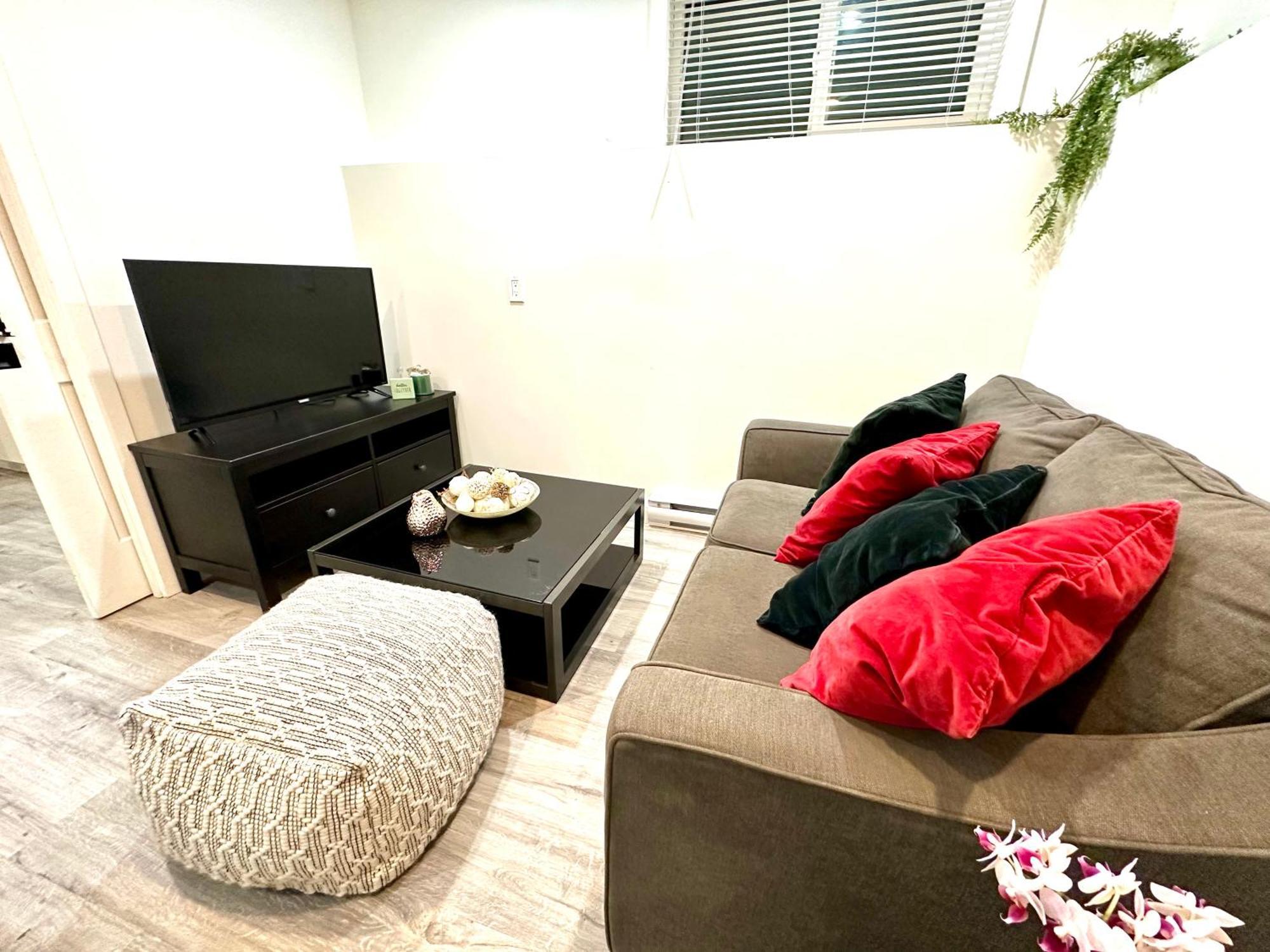 Cozy & Bright Home With Parking Виктория Экстерьер фото